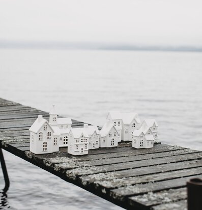 Foto av harmonisk skandinavisk enkelhet vid sjön