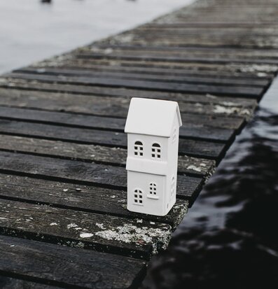 Bild av en ljusstake i lugn och reflekterande miljö