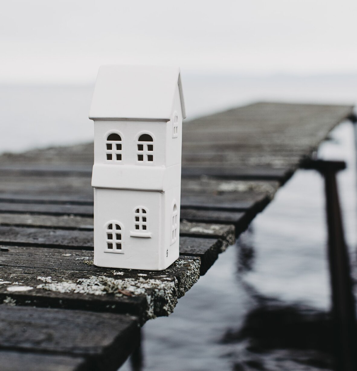 Ljusstake Hus Byn 5 från Storefactory på en brygga vid sjön