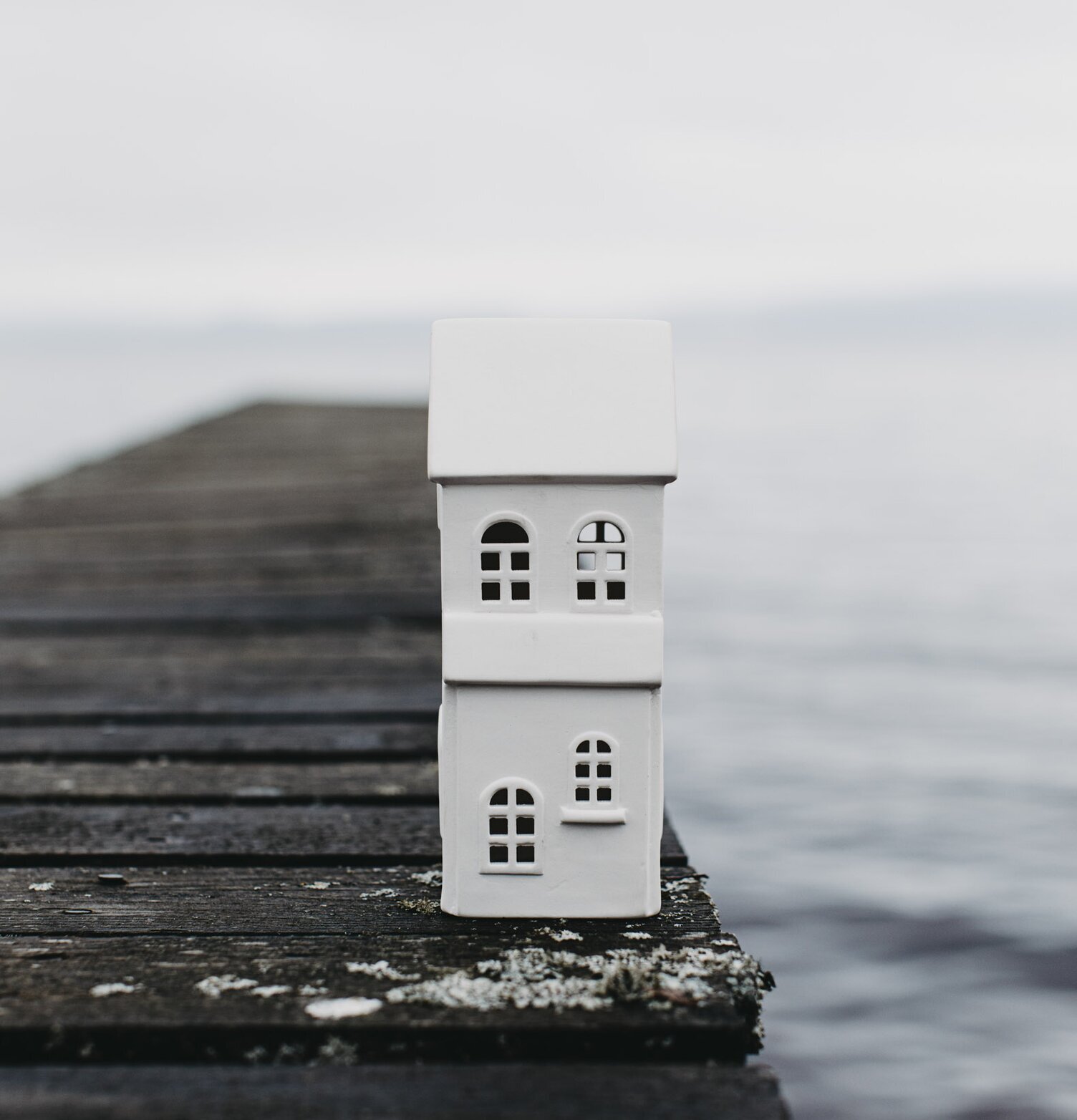 Ljusstake Hus Byn 5 från Storefactory på träbrygga vid sjö