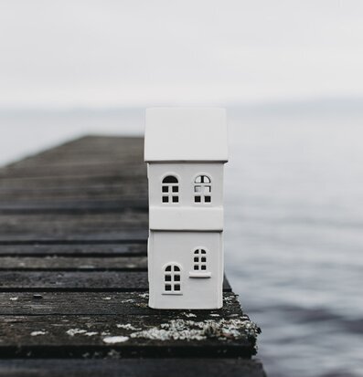 Bild av vit ljusstake på brygga med vattenlandskap