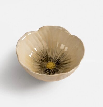 Skål Poppy Beige från By ON med blomformad design i porslin