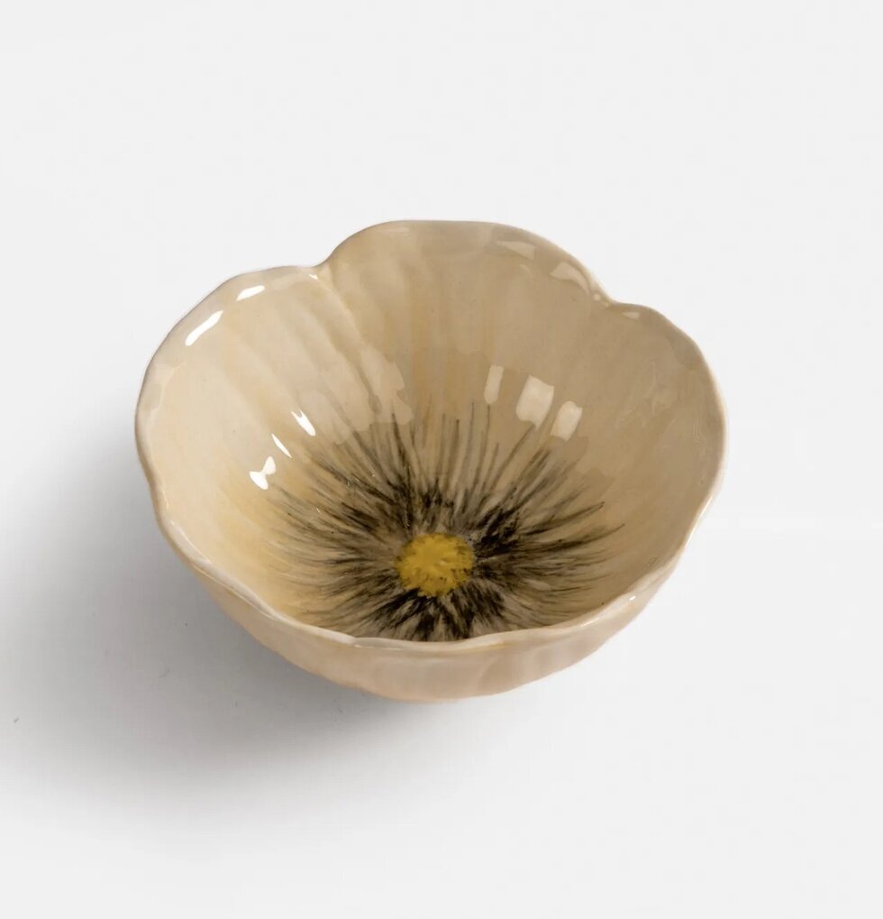 Skål Poppy Beige från By ON med blomformad design i porslin