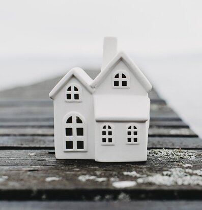 Bild av en stilren ljusstake på rustik träbrygga