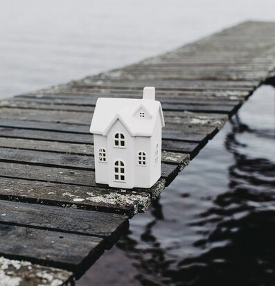 Bild av en ljusstake på en rustik brygga i naturen