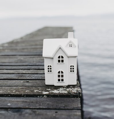 Bild av keramisk ljusstake på träbrygga vid vatten