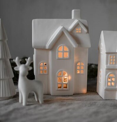 Bild av hemtrevlig vinterdekor med ljusstake och gran