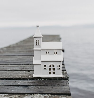 Bild av ljusstake på brygga vid lugnt vattenlandskap