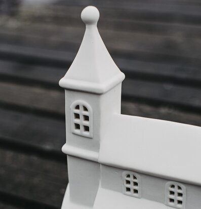 Bild av elegant vit keramikljusstake i hemtrevlig stil