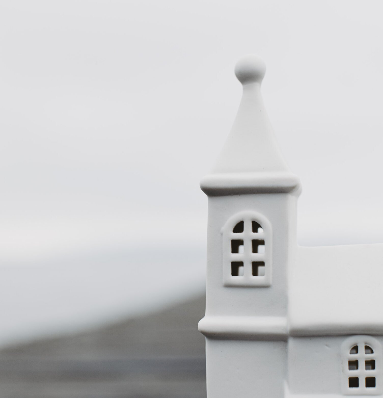 Ljusstake Hus Byn 9 från Storefactory i vit keramik