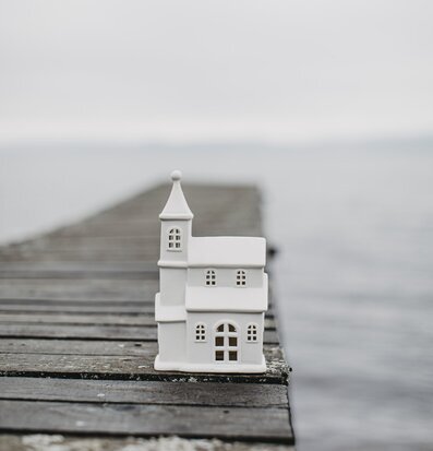 Foto av ljusstake på brygga vid vatten i rogivande miljö