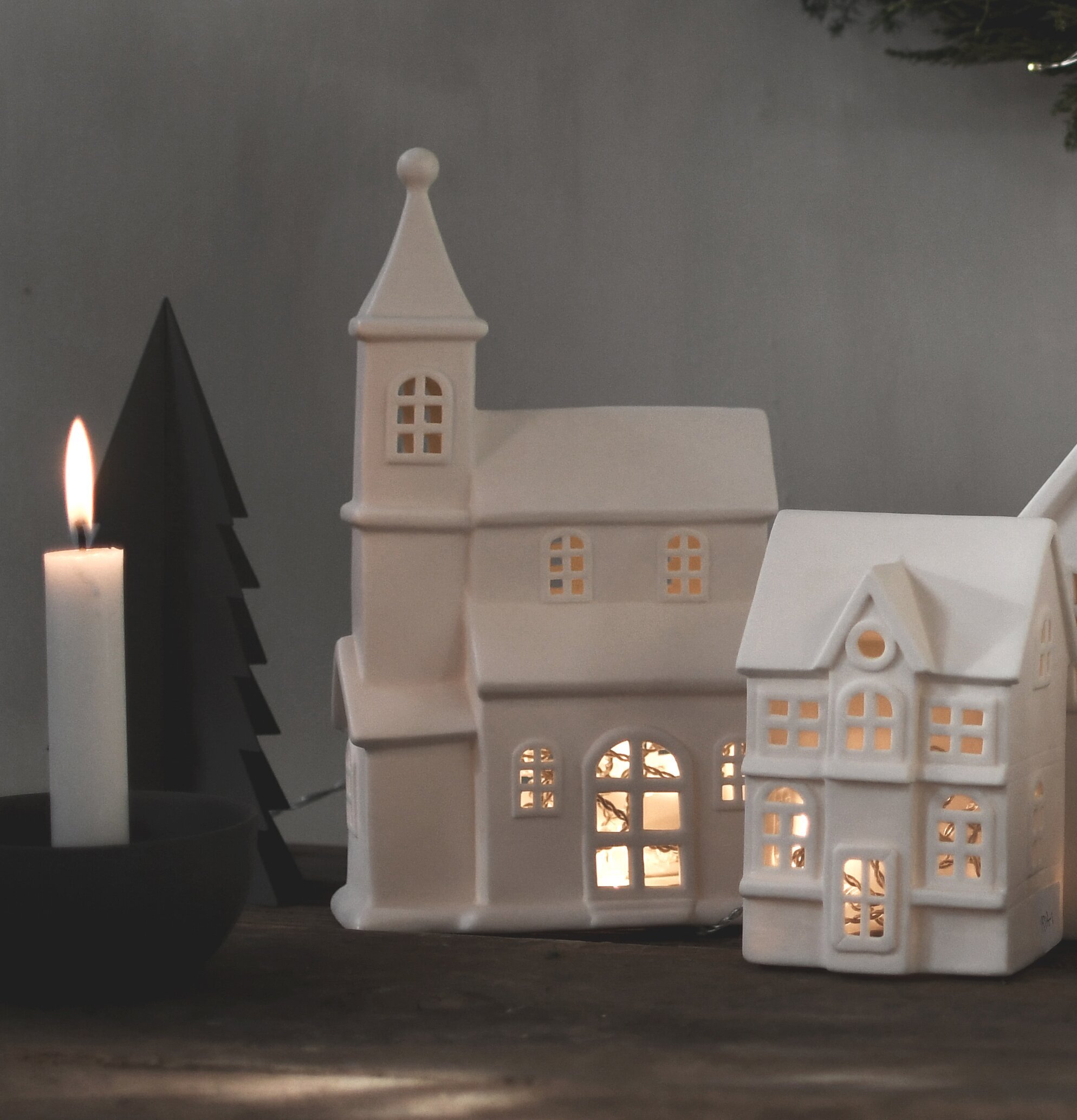 Ljusstake Hus Byn 9 från Storefactory på trären yta