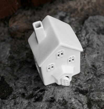 Bild av stilren vit ljusstake formad som ett hus