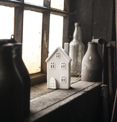 Foto av ljusstake i rustik miljö med gammaldags charm