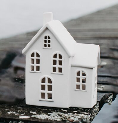 Bild av stilren ljusstake formad som ett litet hus