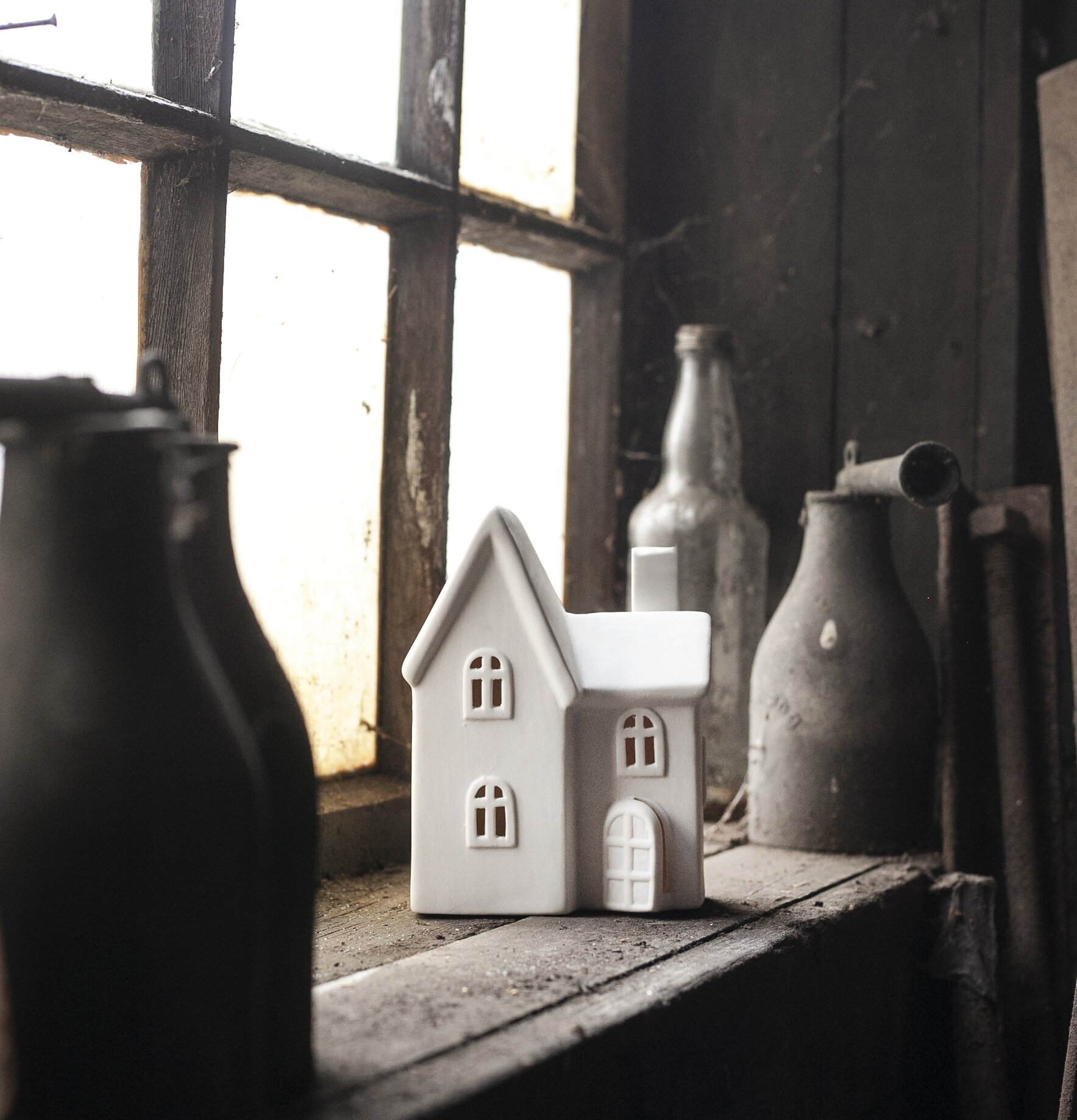 Ljusstake Hus Byn 11 från Storefactory på fönsterbräde