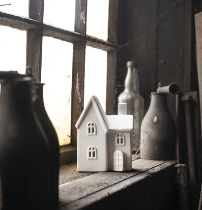 Bild av rustik inredning med ljusstake och flaskor