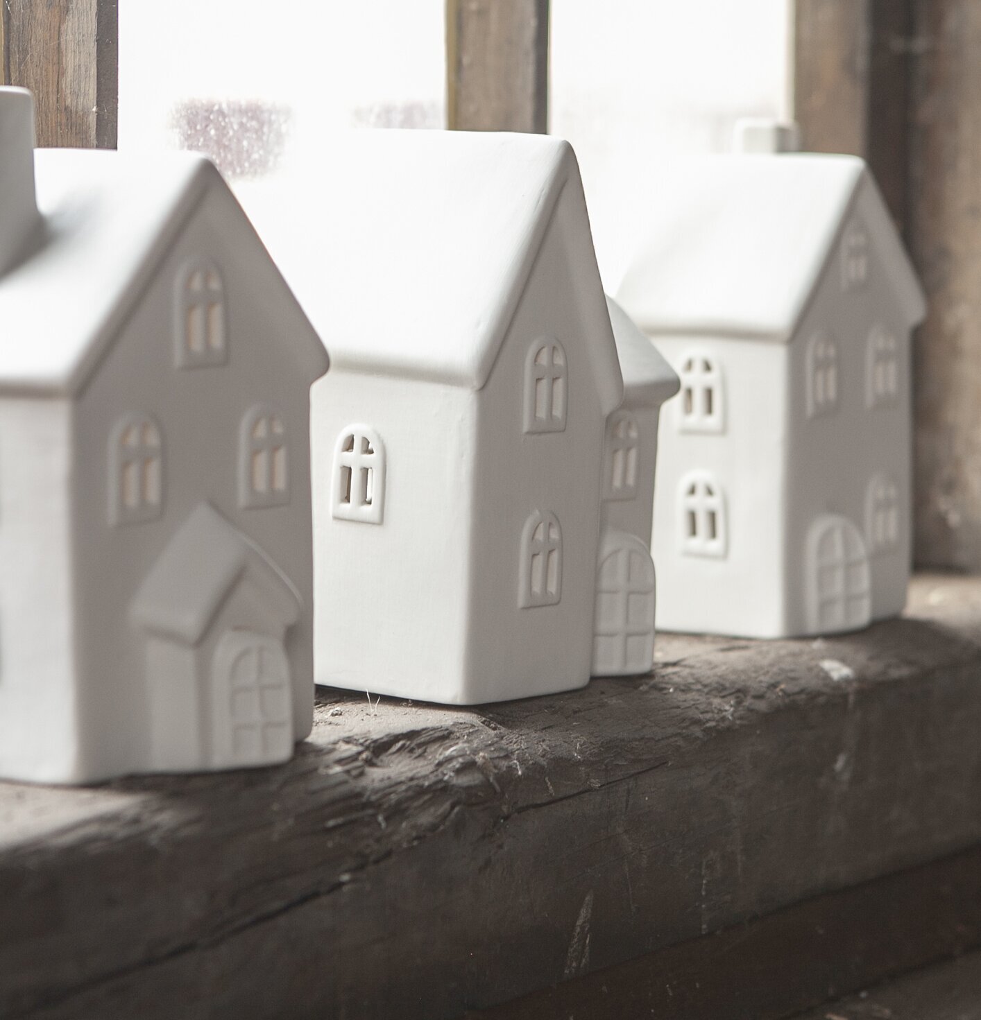 Ljusstake Hus Byn 11 från Storefactory på träfönsterbräda