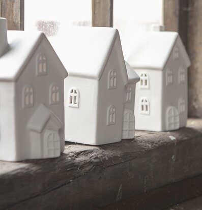 Bild av eleganta keramikhus på rustik fönsterbräda