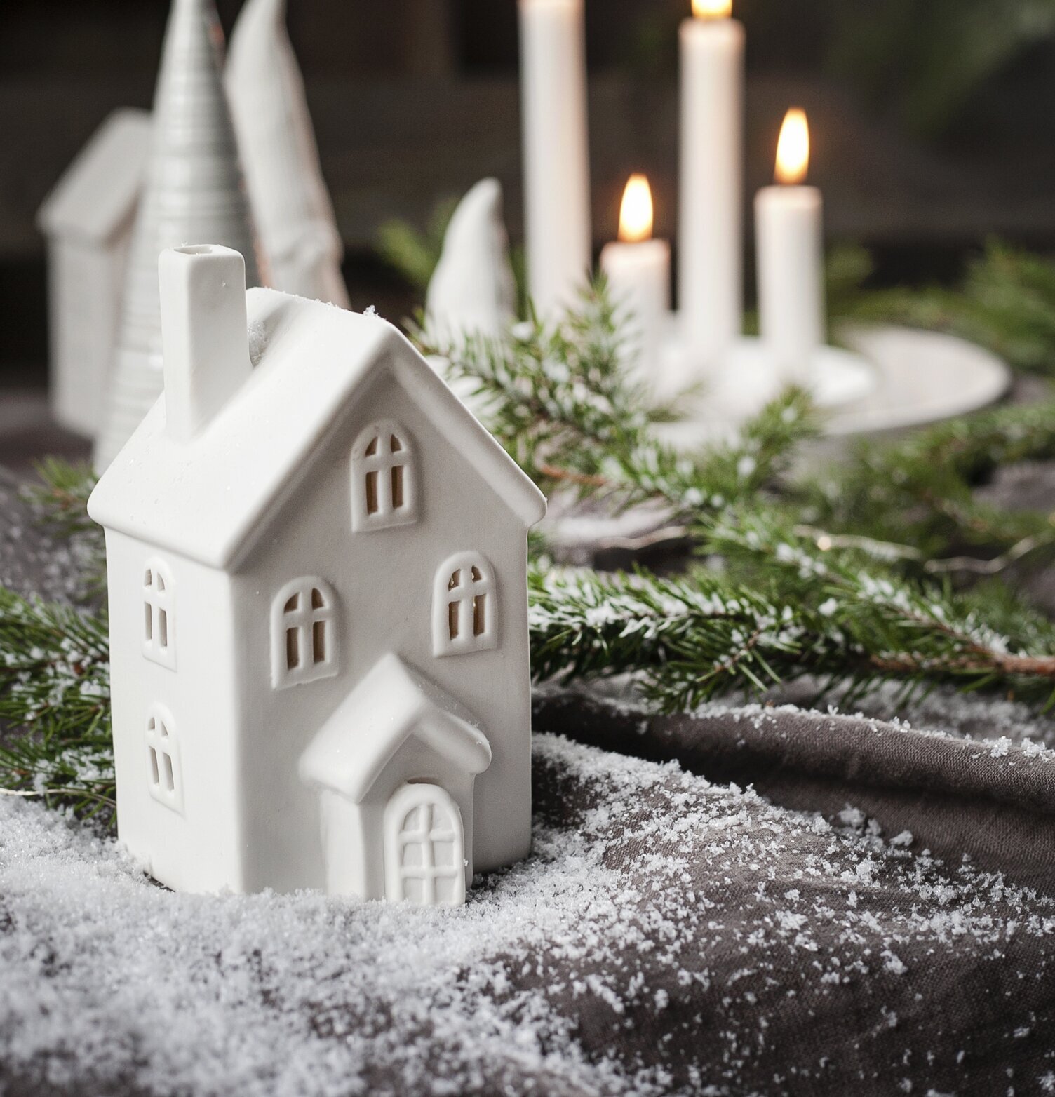 Ljusstake Hus Byn 12 från Storefactory med julig dekoration