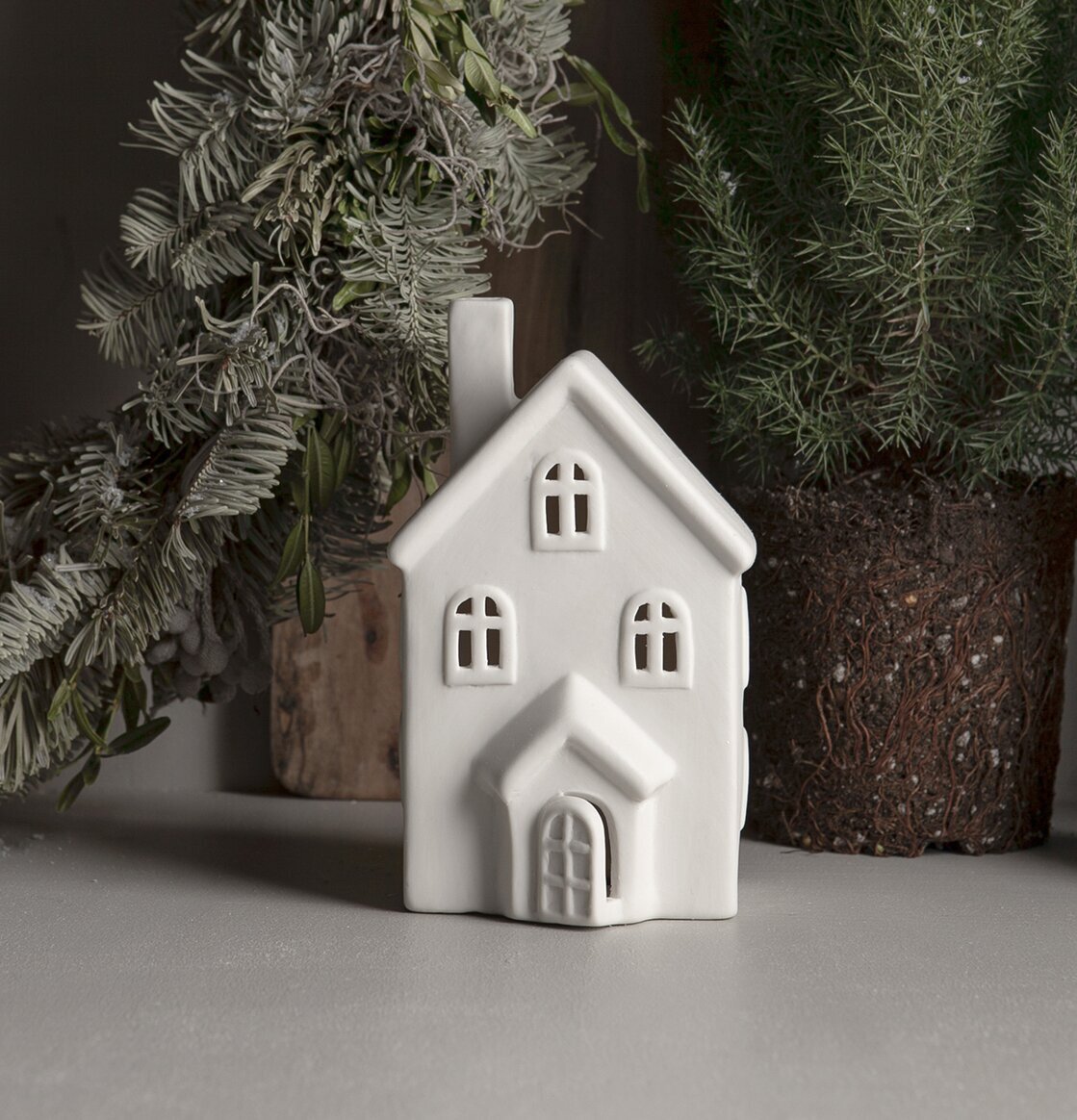 Ljusstake Hus Byn 12 från Storefactory i vit keramik