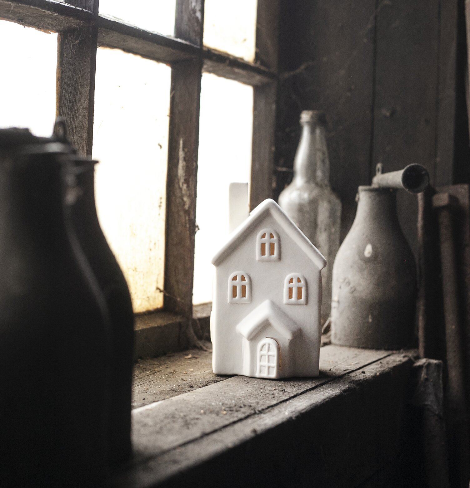 Ljusstake Hus Byn 12 från Storefactory på gammal fönsterkarm