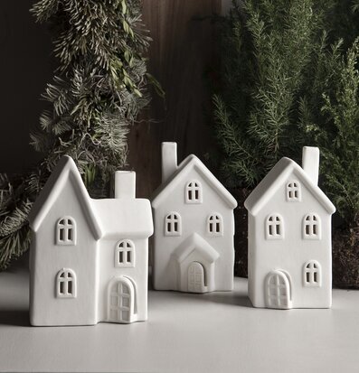 Bild av stilrena vita keramikljusstakar i harmoni