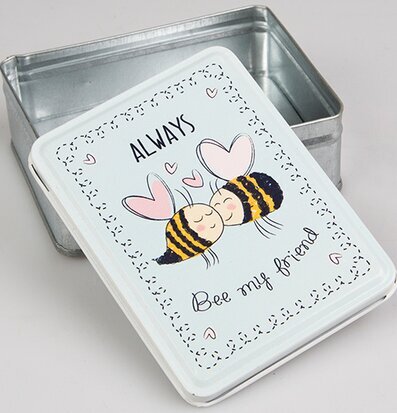Bild av charmig och lekfull plåtburk med bin och hjärtan
