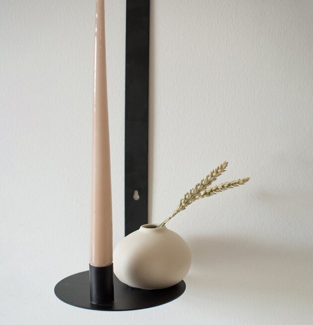 Väggljusstake Närsbo från Storefactory med ljus och vas