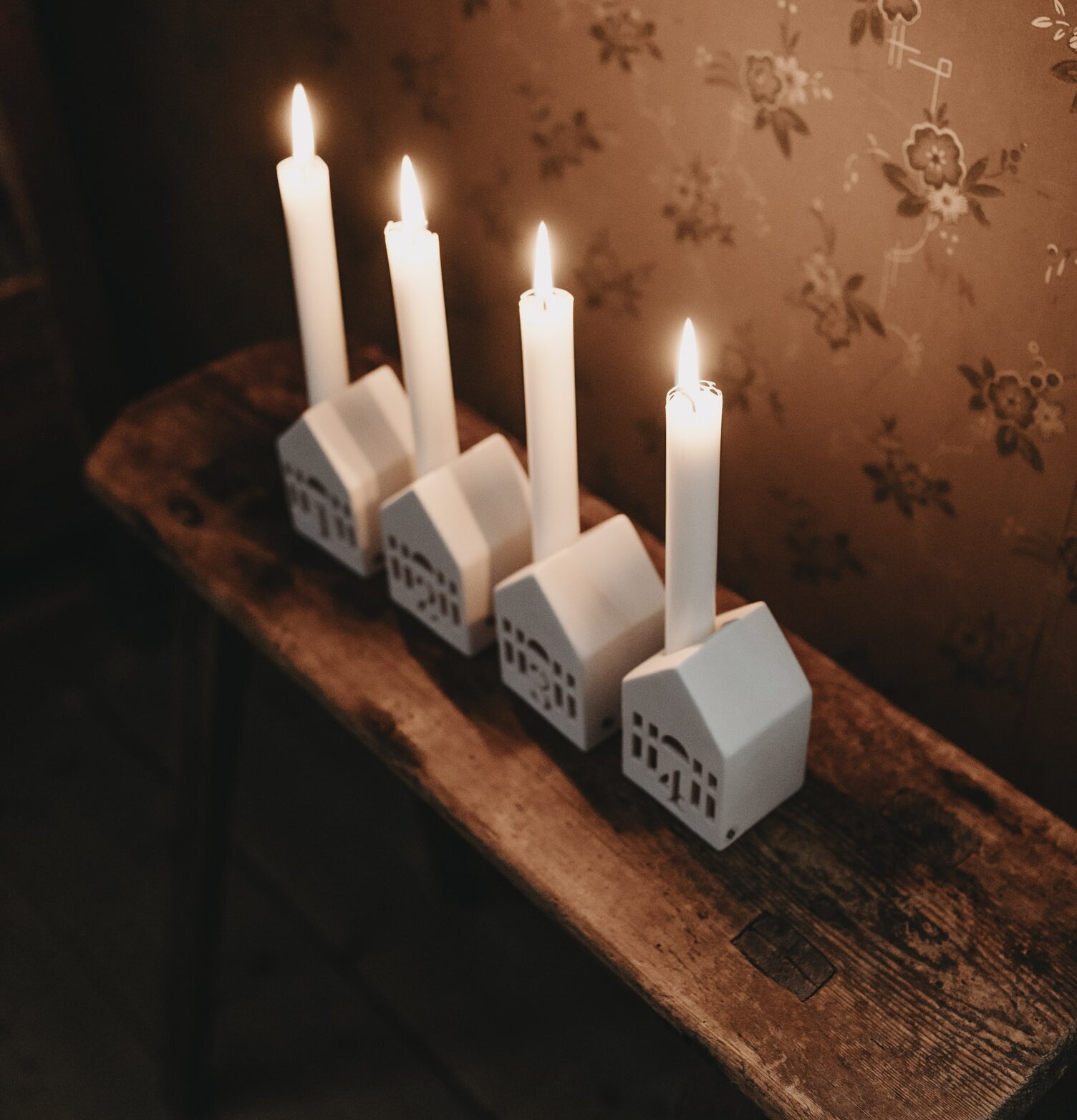 Ljusstake Set/4 Staden från Storefactory på rustik träbänk