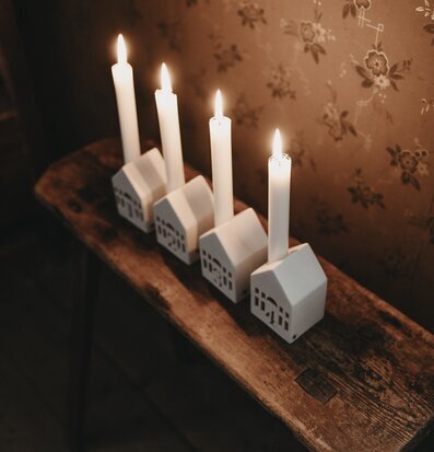 Ljusstake Set/4 Staden från Storefactory på rustik träbänk