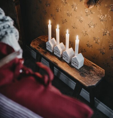 Ljusstake Set/4 Staden från Storefactory på rustik träbänk