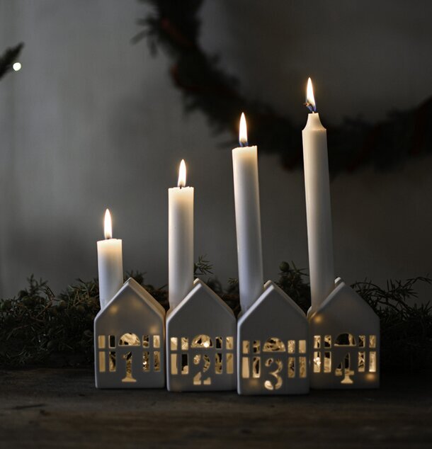 Ljusstake Set/4 Staden från Storefactory på rustikt bord