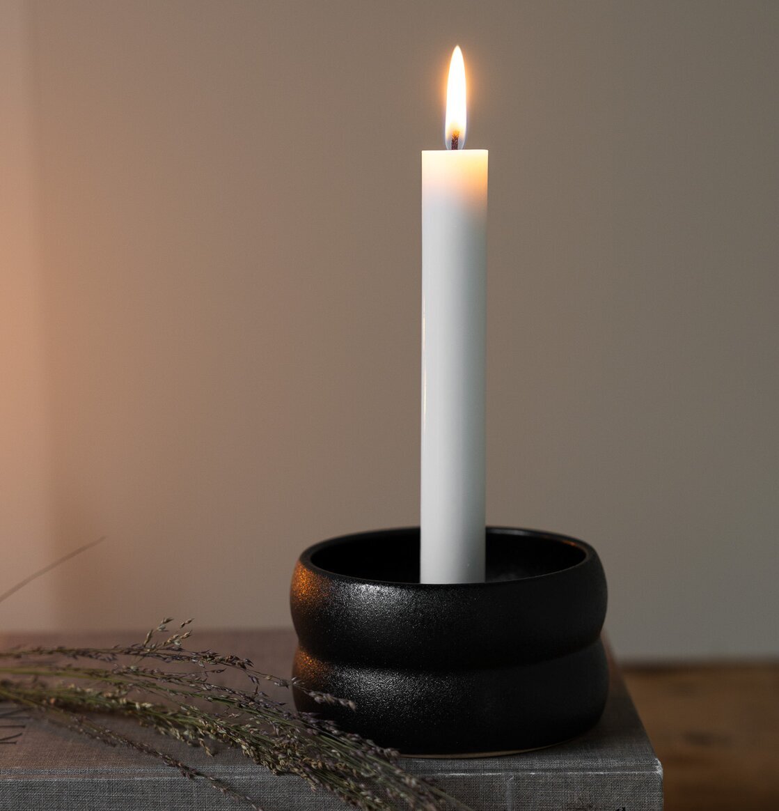 Ljusstake Svart Bolmen från Storefactory på några böcker