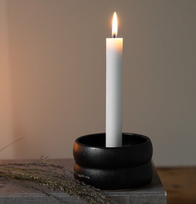 Ljusstake Svart Bolmen från Storefactory på några böcker