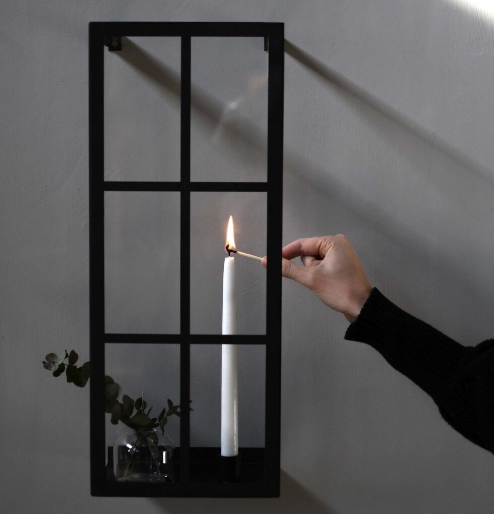 Väggljusstake Bruket Svart från Storefactory på grå vägg