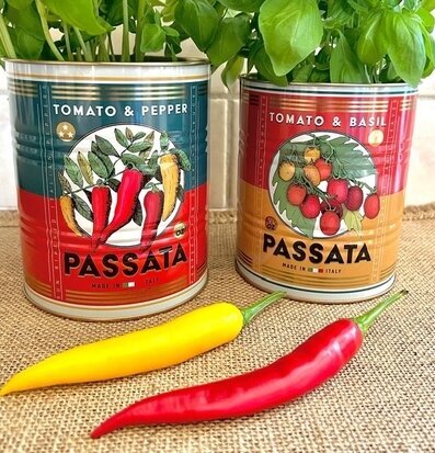 Bild av retro plåtburkar med nostalgisk design