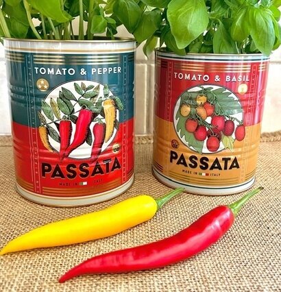 Bild av retro plåtburkar med nostalgisk design
