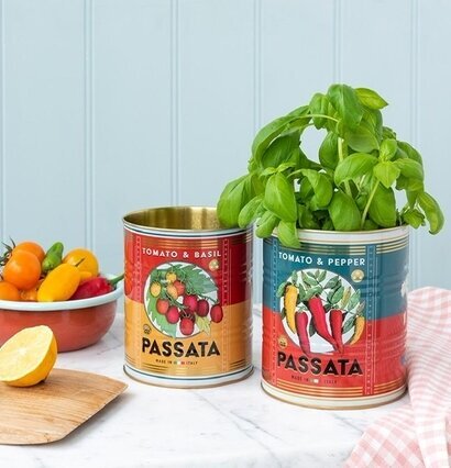Plåtburk/Plåtkruka Passata från Bromma Kortförlag på bord