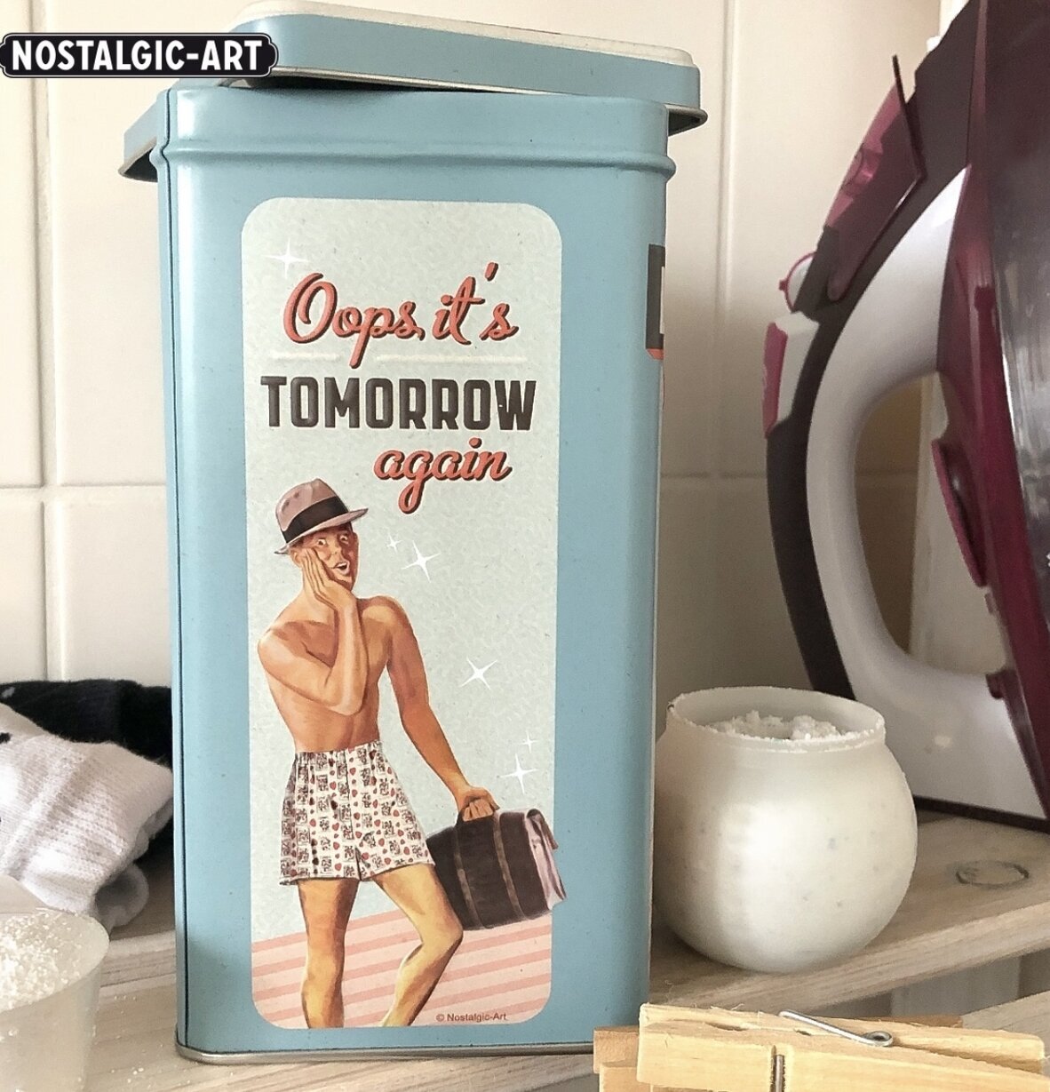 Plåtburk Tvättmedel #3 från Bromma Kortförlag i tvättstuga