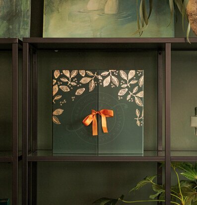 Bild av smakfullt arrangerad hylla med grön design