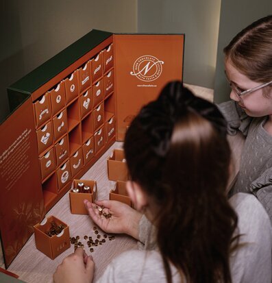 Bild av stämningsfull chokladkalender och inredning