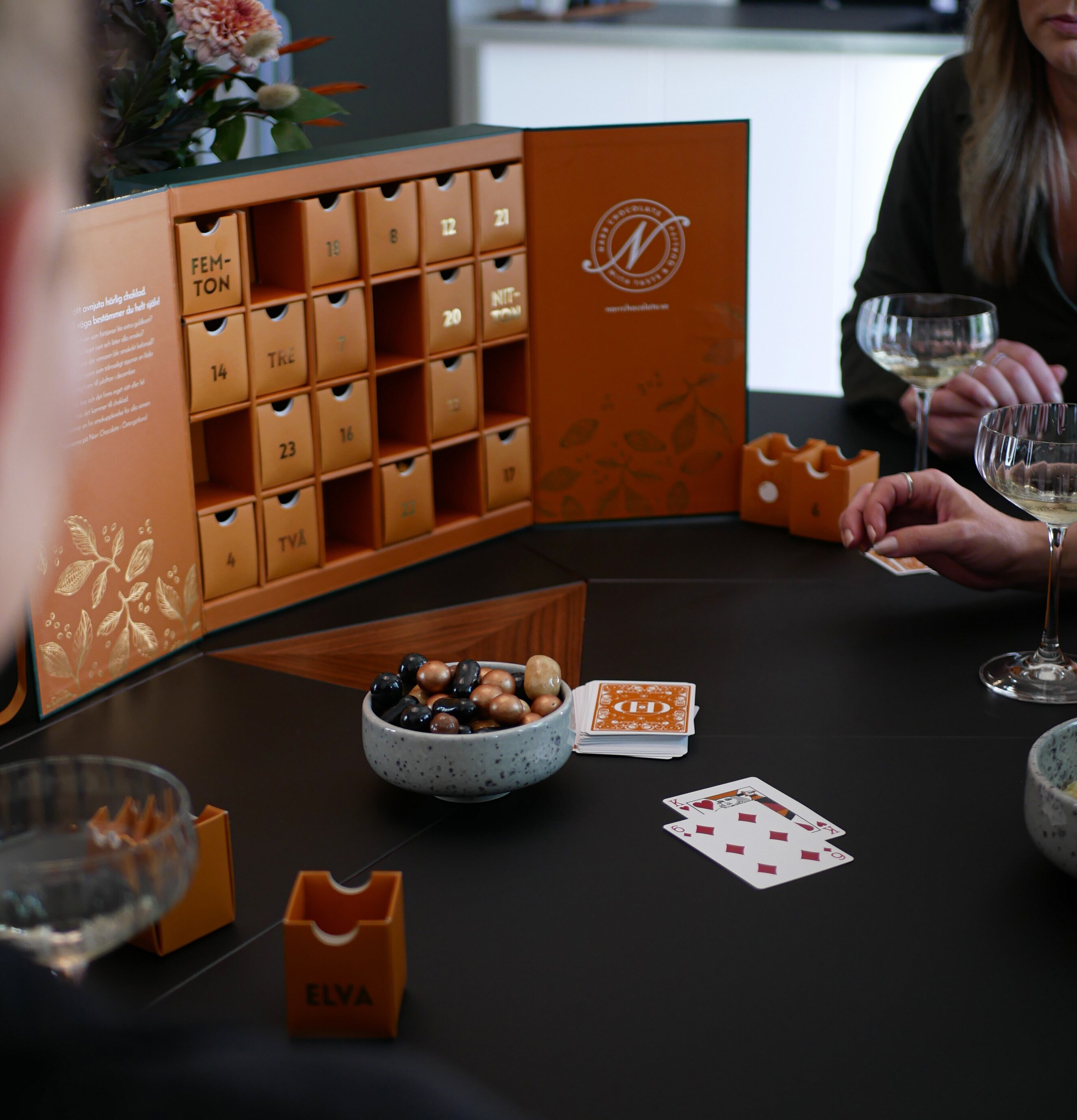 Bild av stilfull miljö med adventskalender och samvaro