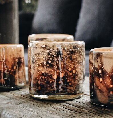 Bild av ljuslyktor med bubbelmönster och varm ton