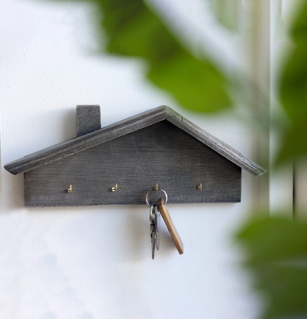 Hängare Hus Trä Mörkbrun från Different Design på vit vägg