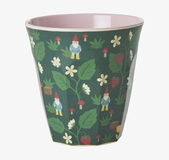 Bild på mugg med fantasifullt skogsmotiv och tomtar