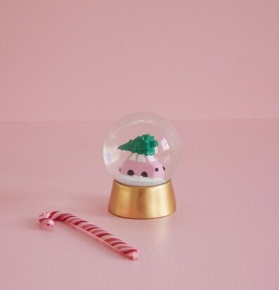 Snöglob Xmas Car från Rice med rosa bil och julgran