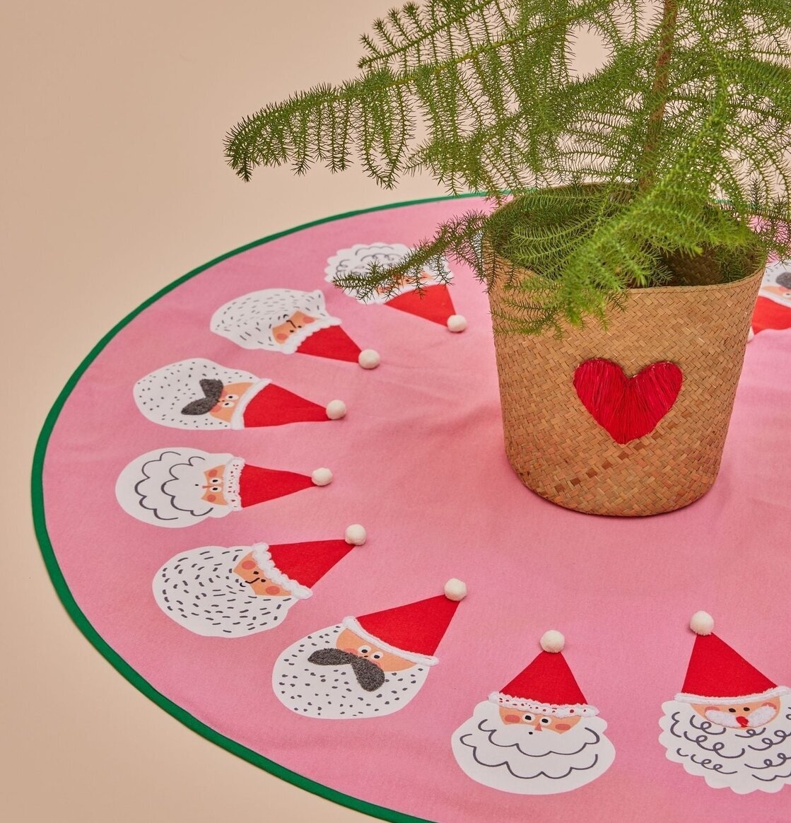 Julgransmatta Tomte Rosa från Rice med tomtar och växt