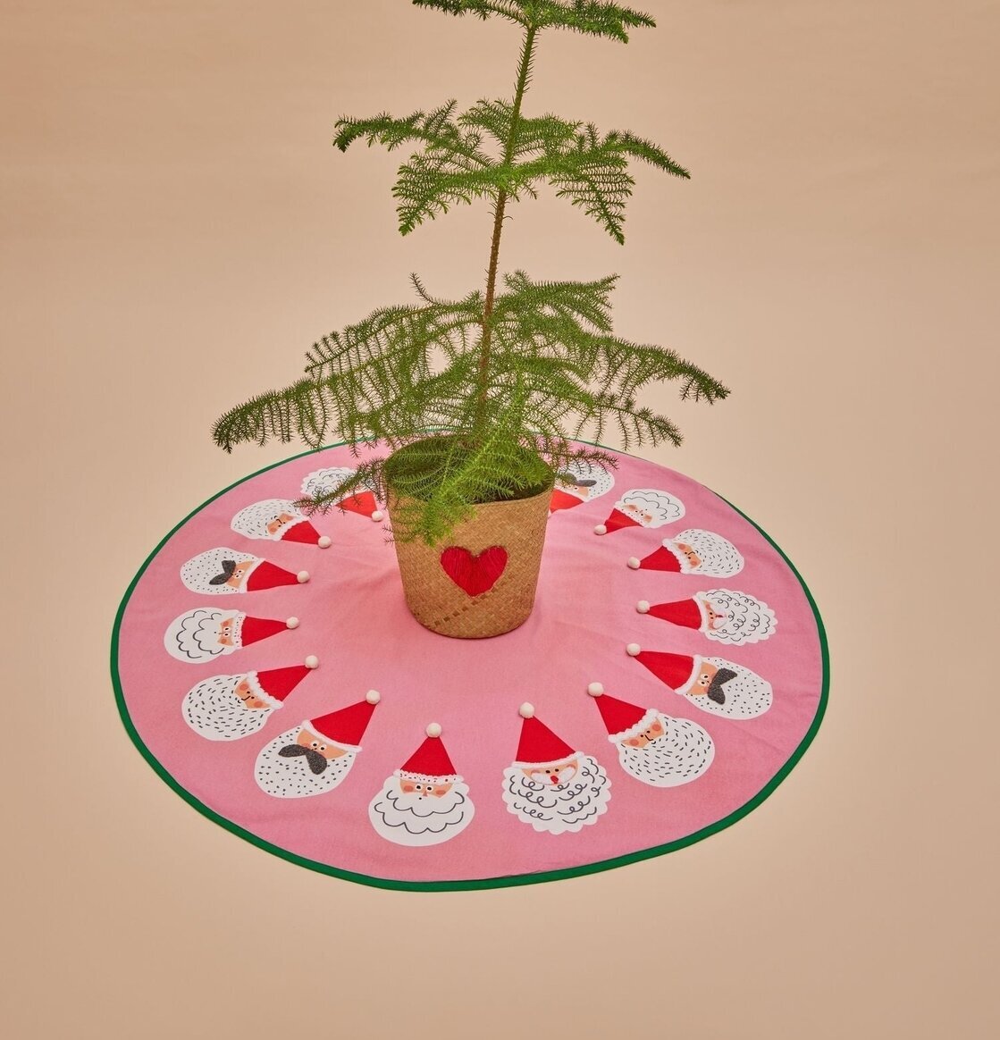 Julgransmatta Tomte Rosa från Rice med tomtar och hjärta