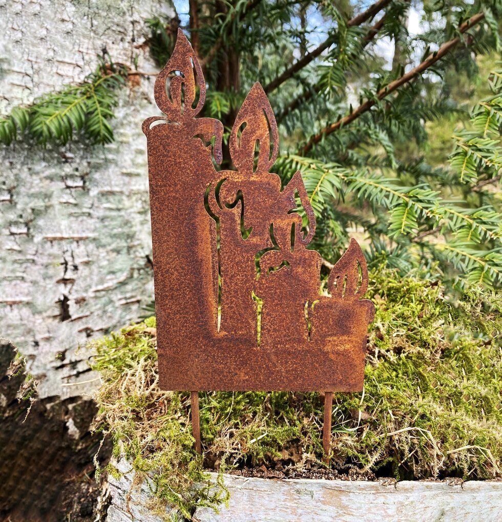 Adventsljus På Pinnar Rost från Lind Decoration i trädgård